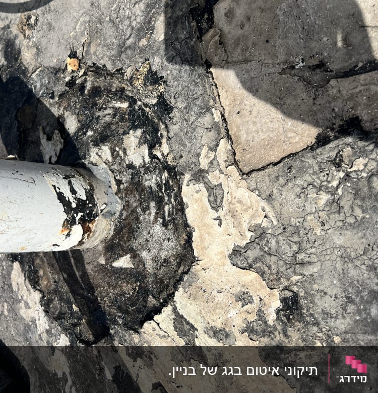 צינור אטום בחומר שחור על משטח סדוק